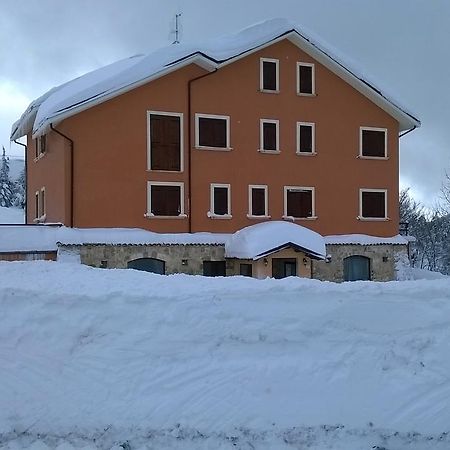 Hotel Il Ghiro Овиндоли Экстерьер фото