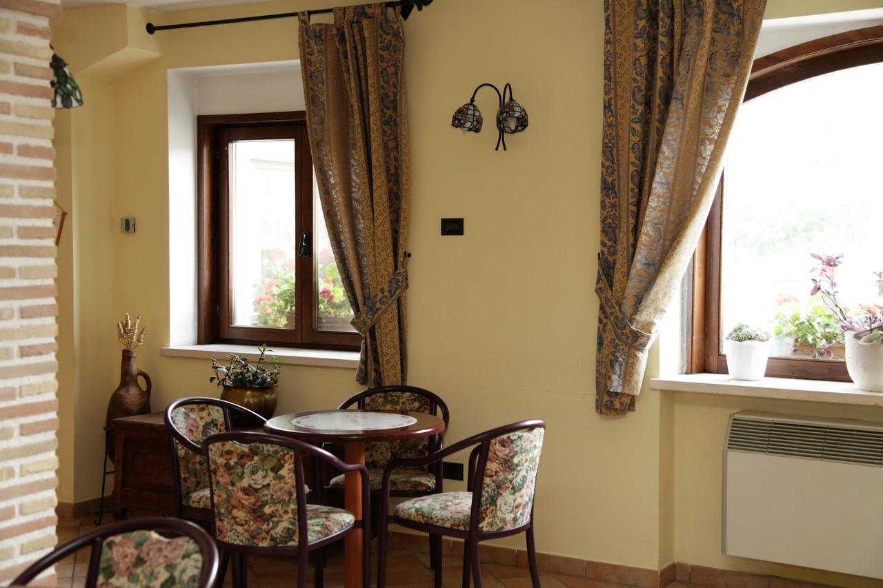 Hotel Il Ghiro Овиндоли Экстерьер фото